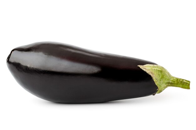 Eine reife Aubergine auf einer weißen Nahaufnahme.