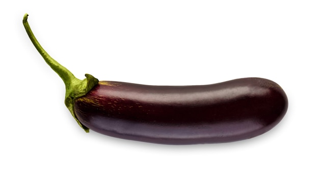 Eine reife Aubergine isoliert. Nahaufnahmebild des idealen Auberginengemüses mit grünem frischem Stiel, gesundes natürliches Bio-Lebensmittel