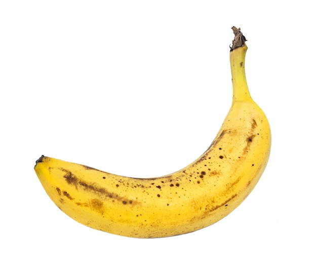 Eine reife gelbe Banane mit braunen Flecken auf weißem Hintergrund