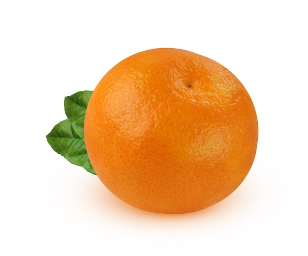 Eine reife Mandarine mit Blättern