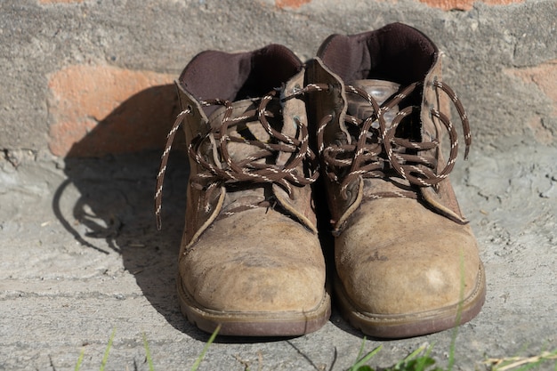 Eine Reihe alter Arbeitsstiefel