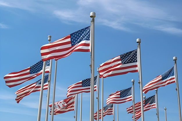 Eine Reihe amerikanischer Flaggen fliegen in einer Reihe.