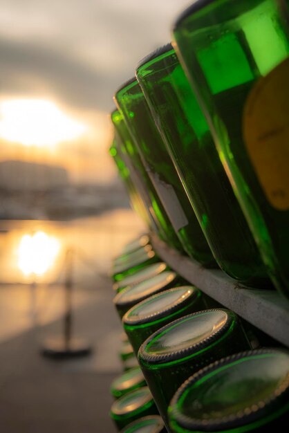 Foto eine reihe grüner flaschen mit einem etikett mit der aufschrift „bier“ oben.