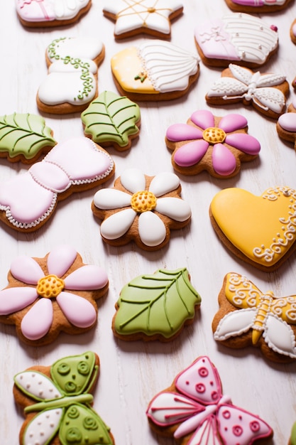 Eine Reihe köstlicher hausgemachter Lebkuchen in verschiedenen Formen, die auf dem Tisch liegen