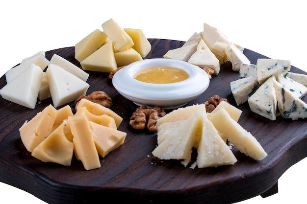 Eine Reihe verschiedener Käsesorten auf einem Holzbrett Käsebrett