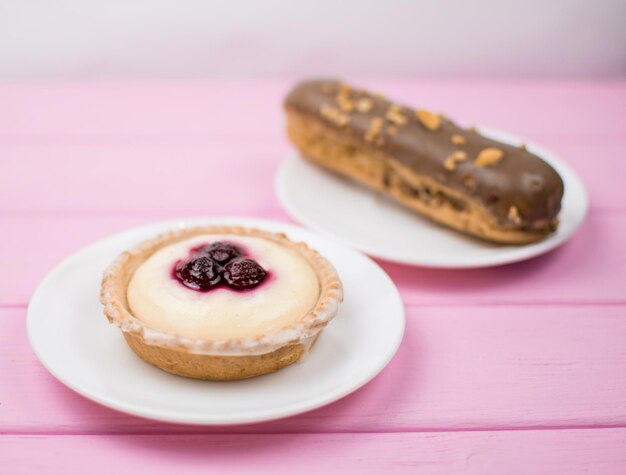 Eine Reihe verschiedener Kuchen auf einem weißen Teller