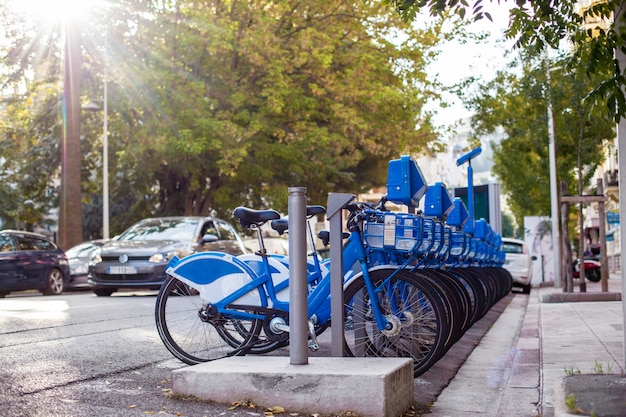 Eine Reihe von Citybikes zum Mieten in der Stadt