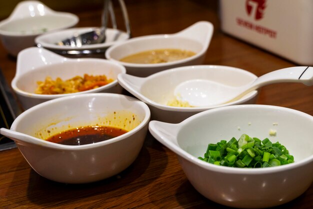 Foto eine reihe von dip-saucen im chinesischen restaurant