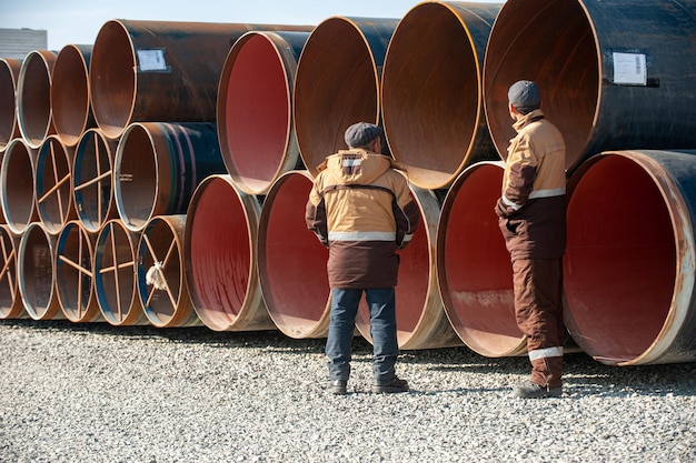 Eine Reihe von großen Stahlrohren für Ölfelder im Bereich des Industriebaus