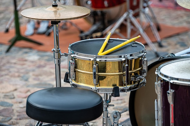 Eine Reihe von Platten in einem Schlagzeug Bei einem Konzert mit Percussion-Musik selektiver Fokus Nahaufnahme