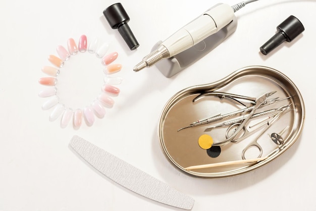 Eine Reihe von professionellen Werkzeugen für Maniküre und Pediküre Schönheitspflege Werkzeuge für die Erstellung und Behandlung von Nägeln Nagelpflege Draufsicht auf Pediküre-Ausrüstung Schönheitssalon
