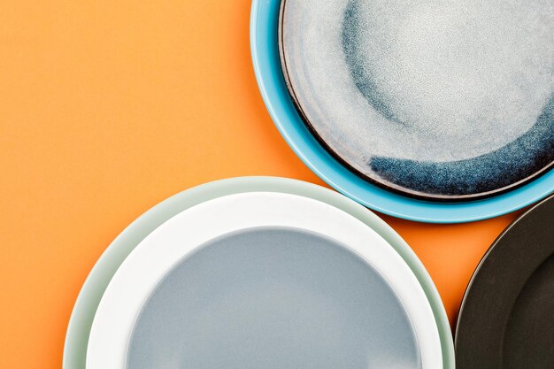 Eine Reihe von sauberen Geschirr und Tassen Handgemachte Keramik Catering Restaurant gesunde Ernährung Platz für Text