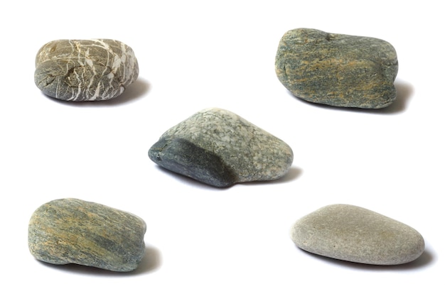 Eine Reihe von Steinen mit einem Schatten auf einem weißen Hintergrund. Foto in hoher Qualität