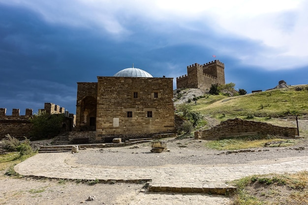 Eine Reihe von Stränden in der Stadt Sudak Blick von der genuesischen Festung auf die Bucht von Sudak