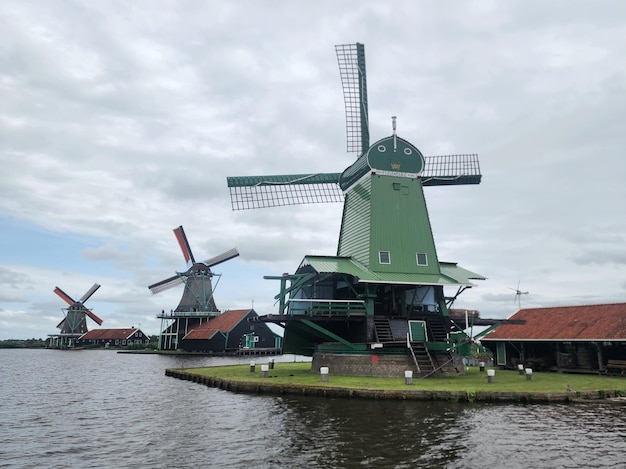 Eine Reihe von Windmühlen in Zaanse Schans Zaandam Amsterdam