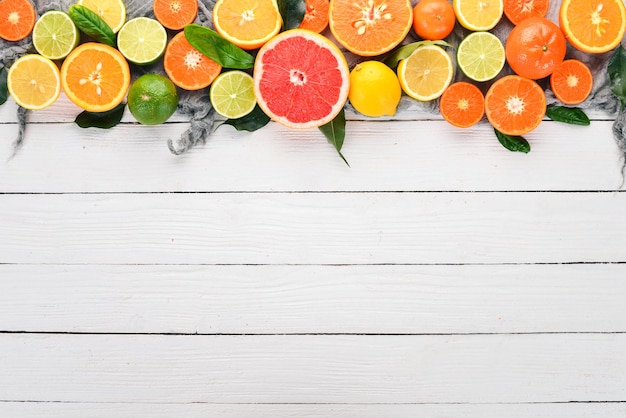 Eine Reihe von Zitrusfrüchten Orange Mandarine Grapefruit Zitrone Auf einem hölzernen Hintergrund Ansicht von oben Kopieren Sie Platz