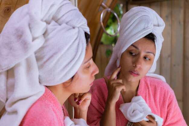 Foto eine reise der selbstakzeptanz eine frau untersucht akneflecken im glamping-retreat