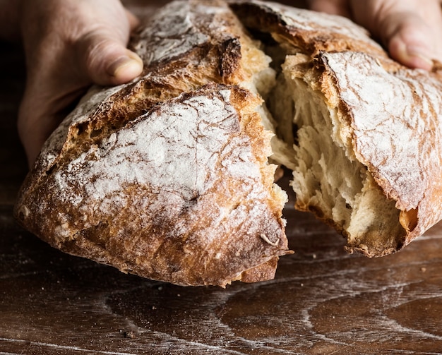 Eine Rezeptidee für die Fotografie von Brotlaiben zerreißen