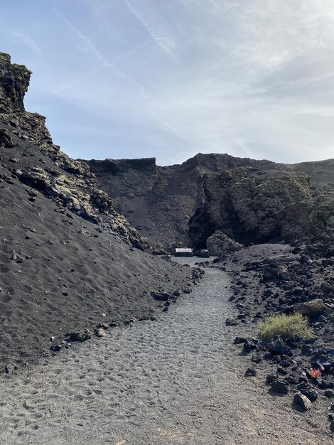 Eine riesige Caldera eines erloschenen Vulkans, bedeckt mit schwarzem Vulkansand der Insel Lanzarote