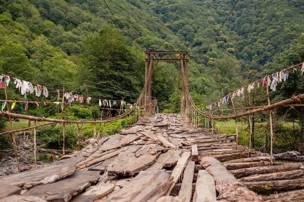 Eine riesige Kabelbrücke über den Fluss in Abchasien