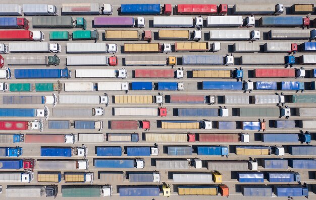 Eine riesige Schlange von Lastwagen an der Grenze oder am Terminal