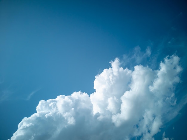 Eine riesige weiße Wolke vor blauem Himmel Natürlicher Himmelshintergrund