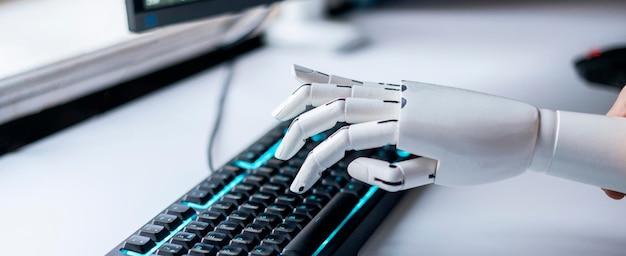 Eine Roboterhand gibt den Text auf der Computertastatur ein