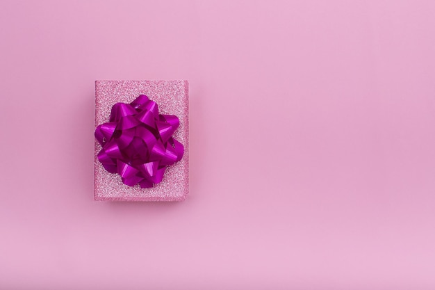 Eine rosa Geschenkbox in einer Geschenkbox mit großer Schleife