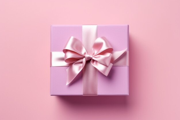 Eine rosa Geschenkbox mit rosa Schleife und Schleife auf rosa Hintergrund.