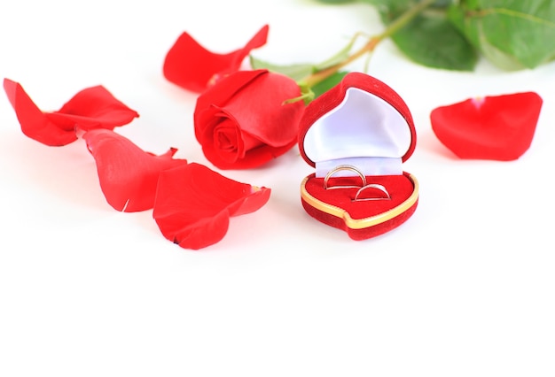 Eine Rose und eine Schachtel mit Ringen