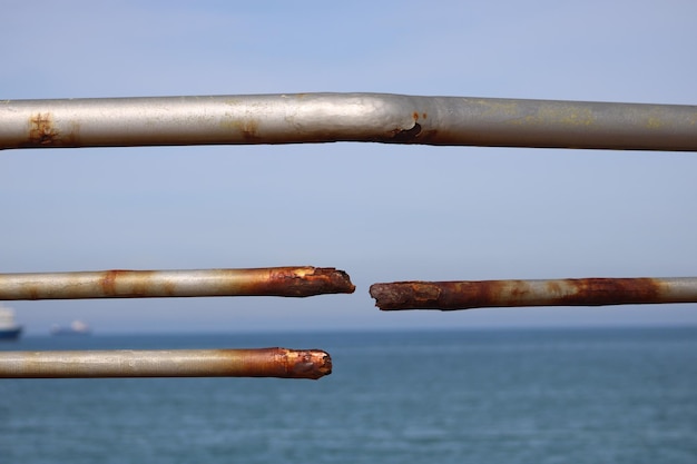 Eine rostige Metallstange mit dem Wort Meer darauf