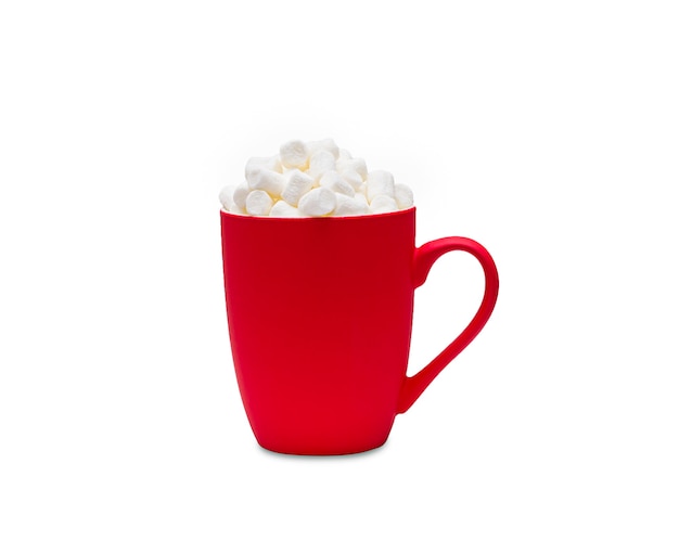 Eine rot gefrostete Tasse mit Marshmallows auf weißem Hintergrund