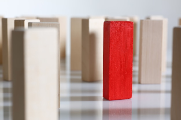 Eine rote Gewinnerlotterie-Holzblockreihe