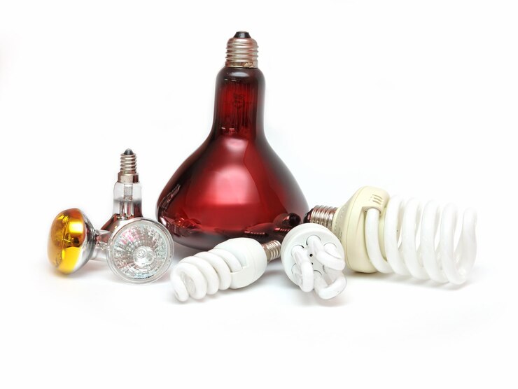 Foto eine rote glasglühbirne mit dem wort energie darauf.