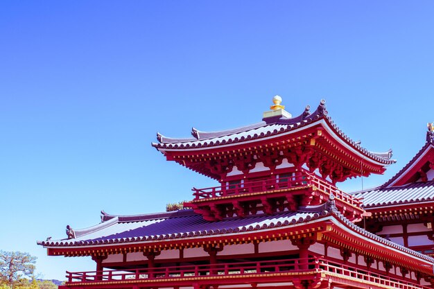 Eine rote Pagode mit blauem Himmel im Hintergrund