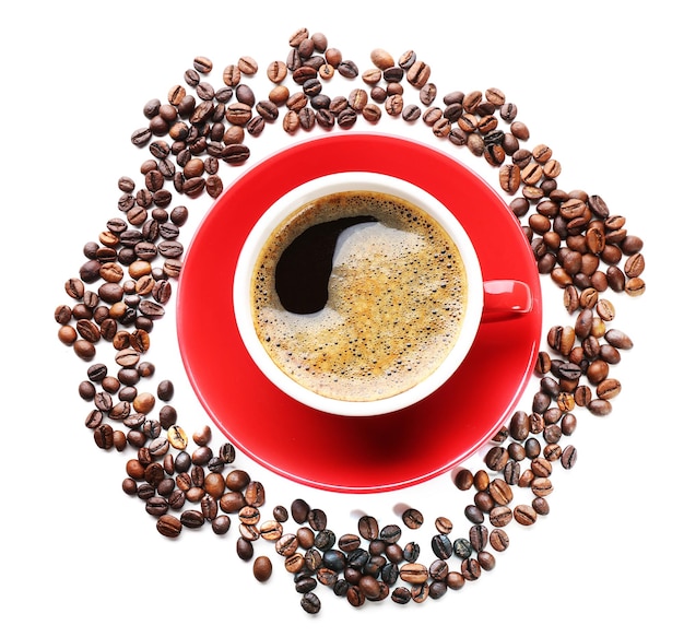Eine rote Tasse leckeres Getränk und verstreute Kaffeekörner in Form eines Kreises isoliert auf weißer Draufsicht