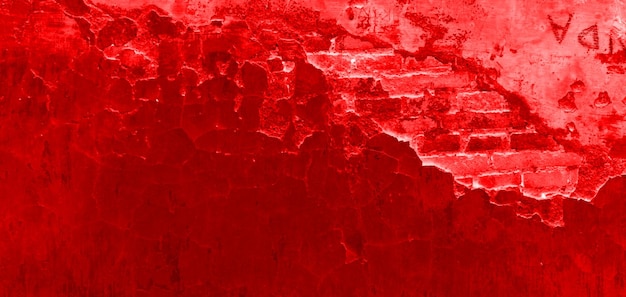 Eine rote Wand mit einem weißen Streifen, auf dem "rot" steht