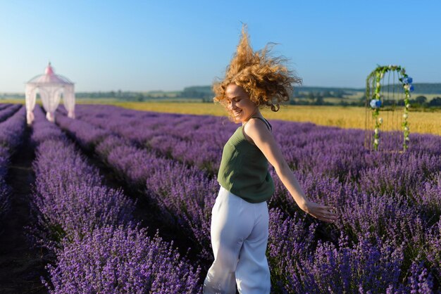 Eine rothaarige Frau genießt die Frische von Lavendel und fühlt sich so frei wie die Natur