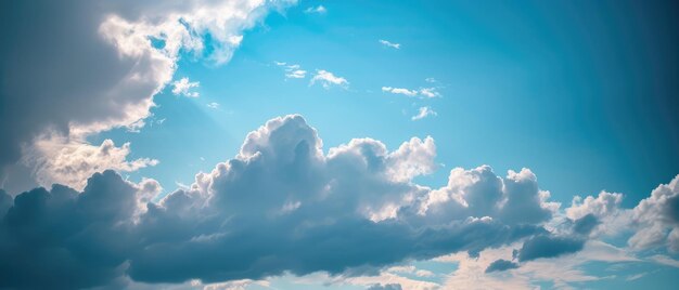 Eine ruhige Himmelslandschaft mit strahlendem Sonnenstrahl durch die Wolken