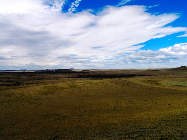 Eine ruhige Landschaft gegen einen bewölkten Himmel