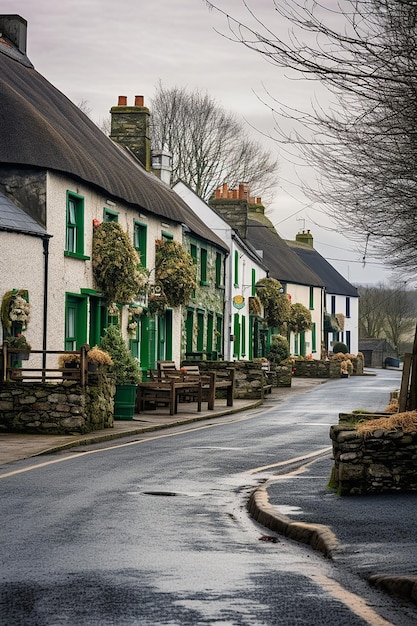 Eine ruhige Morgenszene in einem irischen Dorf, das zum St. Patrick's Day geschmückt ist