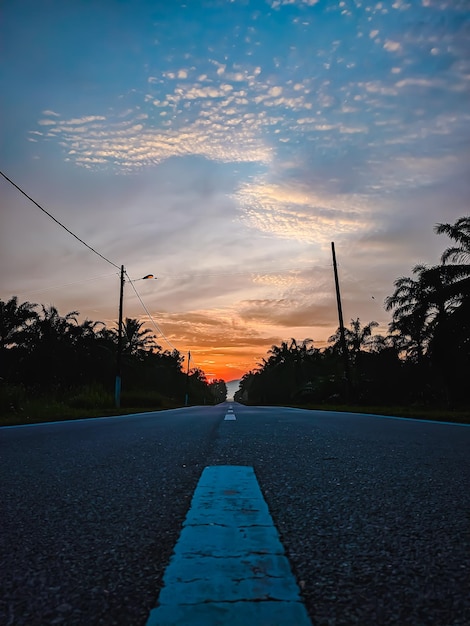 Eine ruhige Straße mit Blick auf den Sonnenaufgang am Morgen