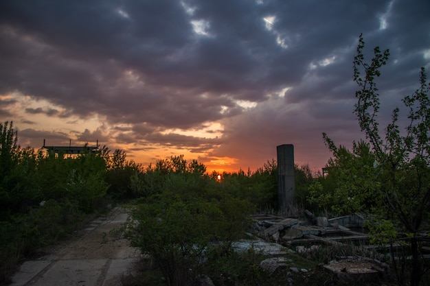 Eine Ruine und der Sonnenaufgang