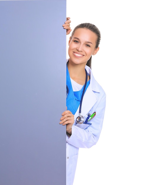 Eine Ärztin mit einer leeren Anschlagtafel Ärztin