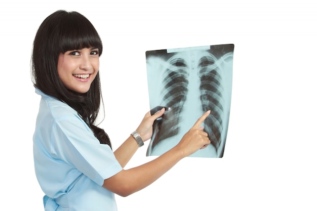 Eine Ärztin überprüft die Röntgenaufnahme