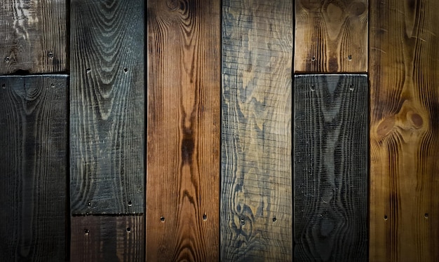Eine Sammlung von Holzbrettern in verschiedenen Farben.