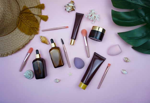 Eine Sammlung von Make-up-Produkten, darunter ein Pinsel, ein Pinsel und ein Hut