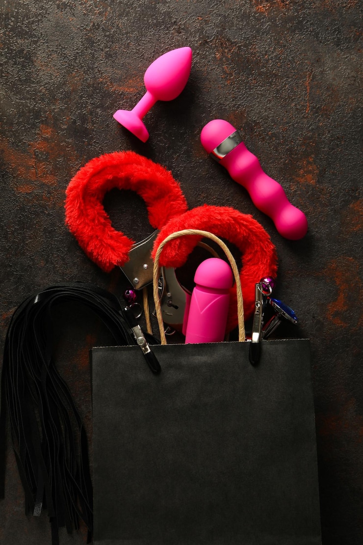 Foto eine sammlung von sexspielzeugen auf dunklem hintergrund