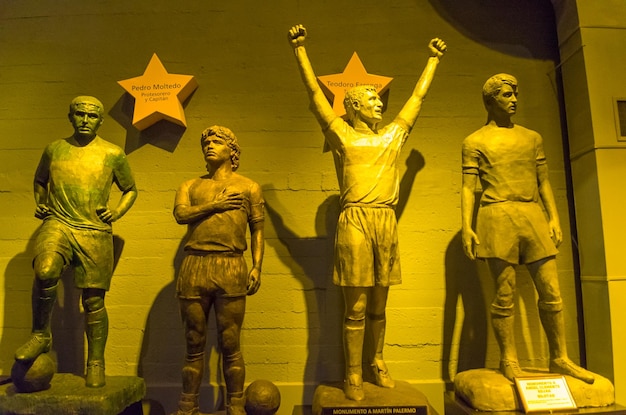 Eine Sammlung von Statuen von Athleten, von denen einer sagt: "Der größte Sport der Welt".