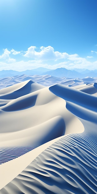 Eine Sanddüne mit den Bergen im Hintergrund
